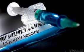 Ab Osterhaus: ‘Eerst miljoenen mensen vaccineren om te weten wat alle risico’s zijn’