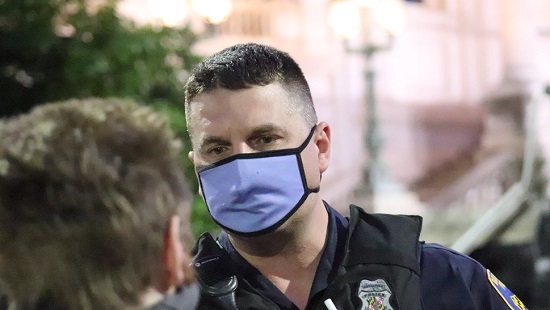 Coronapolitie slaat toe op gepensioneerde verpleegster Margit, 76: “Het is tirannie!”