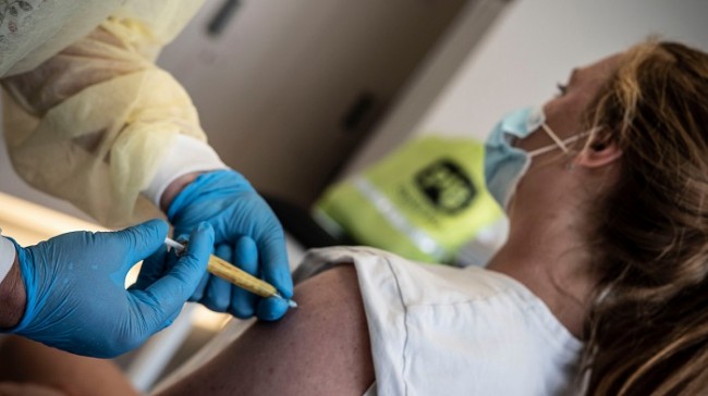 Viroloog waarschuwt voor ‘instorting van gezondheidszorg’ als gevolg van complicaties door coronavaccins